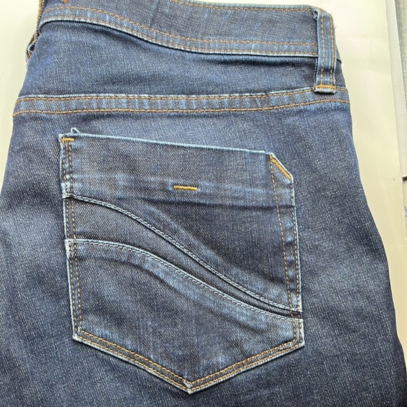 Tommy Bahama Crop Mid Rise Size 12 - Picture 12 of 16